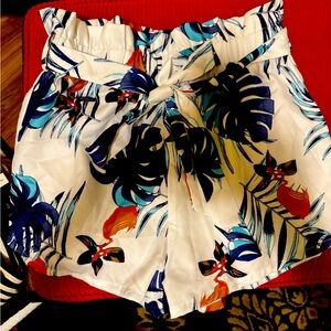 SHEIN 2 piece Summer Set NWOT
Large cropped tank & floral shorts